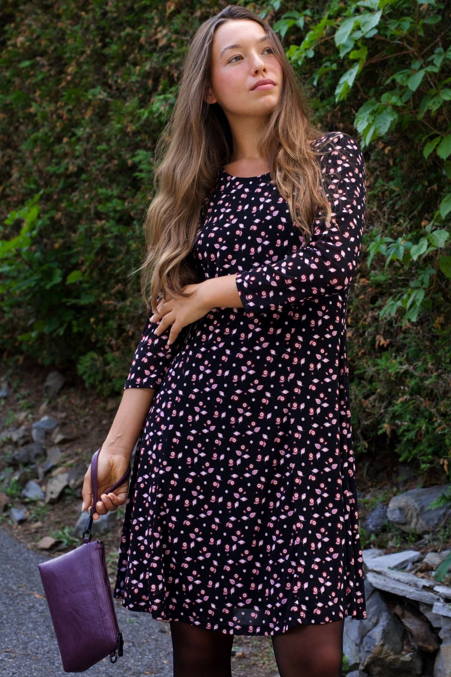 Daisie Robe Noire Évasée Maille FIlet Imprimé Floral Rose