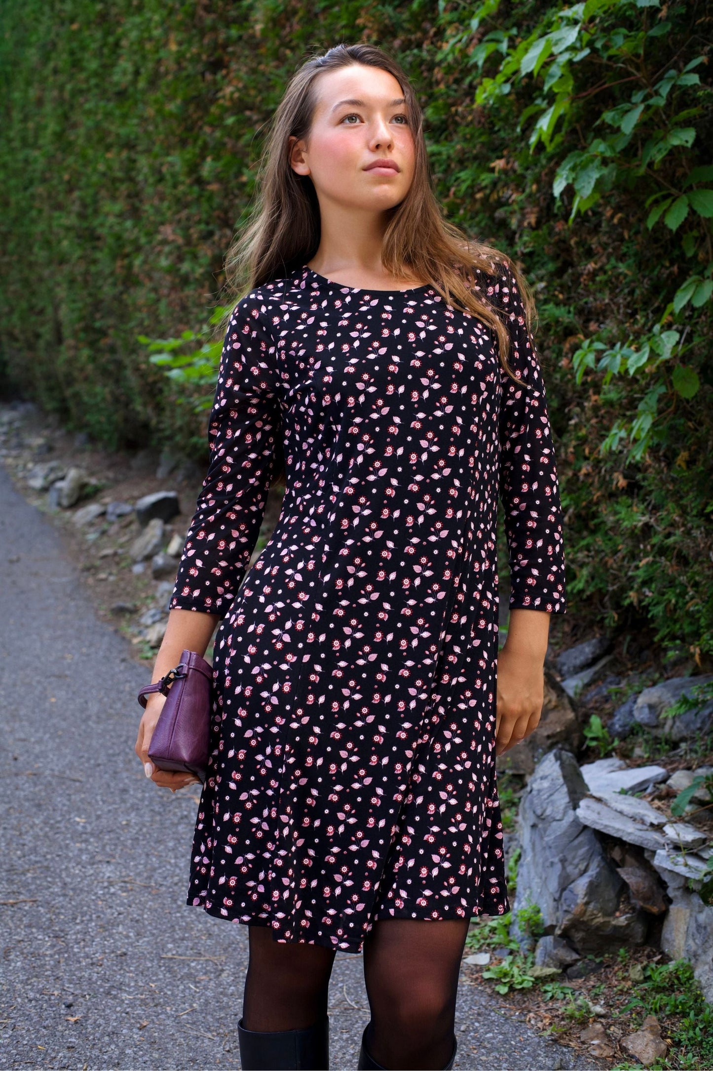 Daisie Robe Noire Évasée Maille FIlet Imprimé Floral Rose