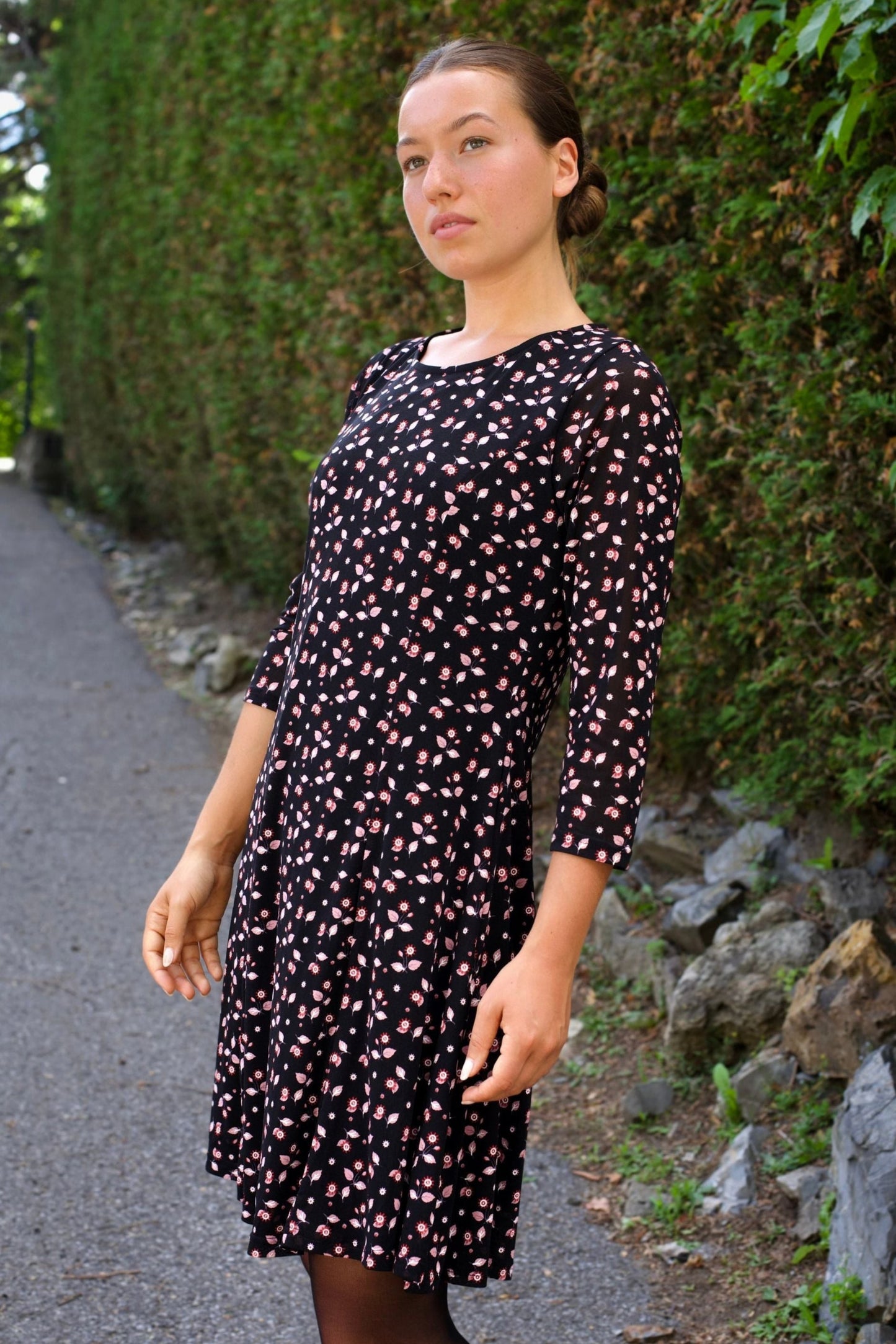 Daisie Robe Noire Évasée Maille FIlet Imprimé Floral Rose