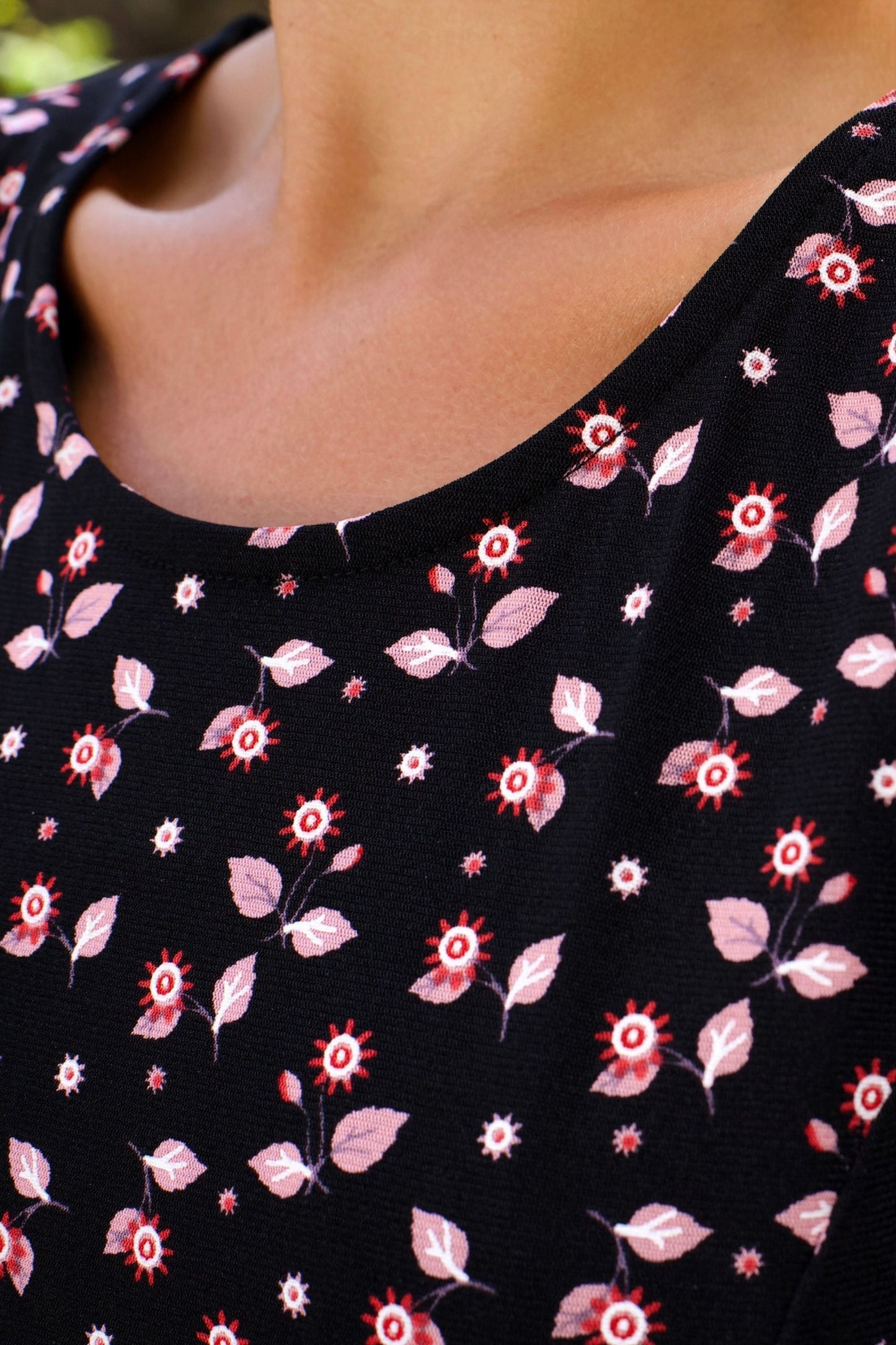 Daisie Robe Noire Évasée Maille FIlet Imprimé Floral Rose