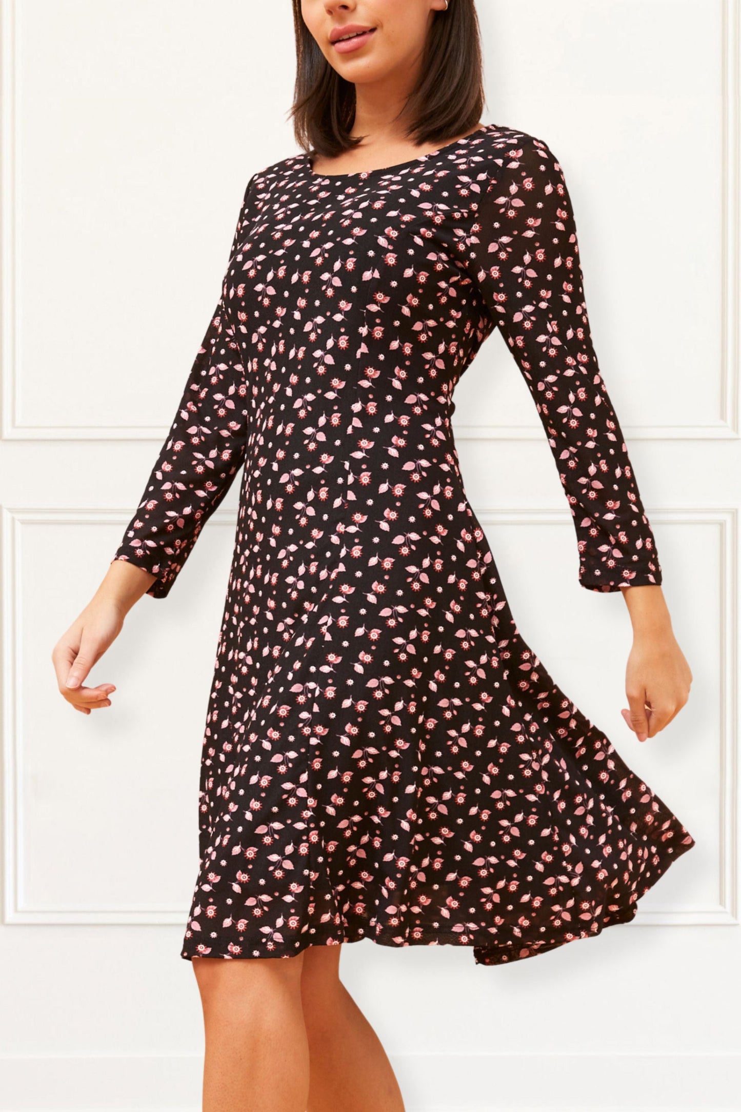 Daisie Robe Noire Évasée Maille FIlet Imprimé Floral Rose