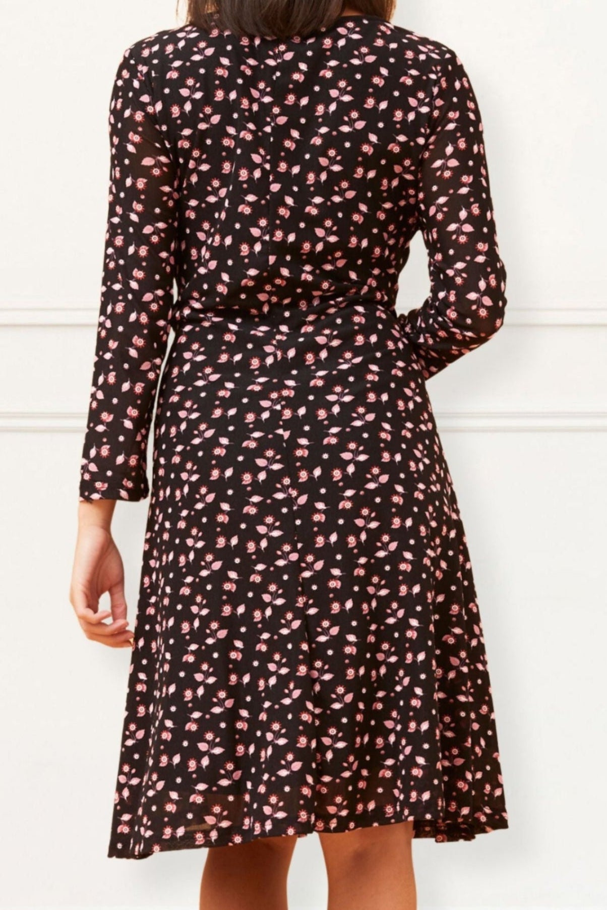 Daisie Robe Noire Évasée Maille FIlet Imprimé Floral Rose