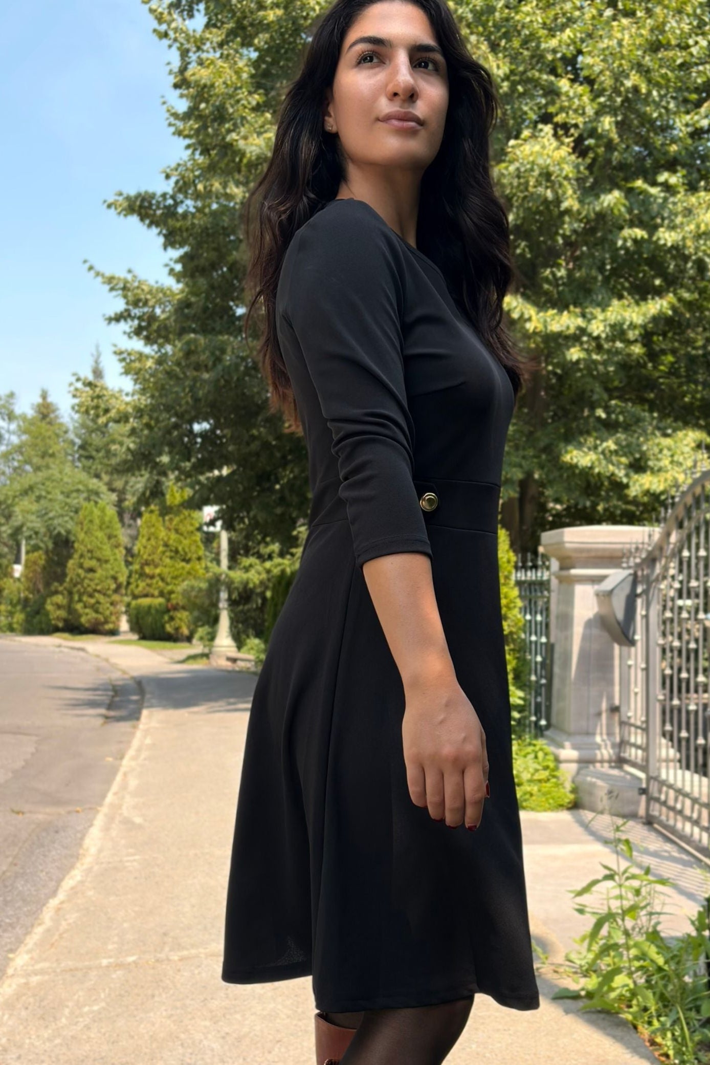 Nathalie Robe Évasée Col V Coupe Structurée Boutons Dorés Femme