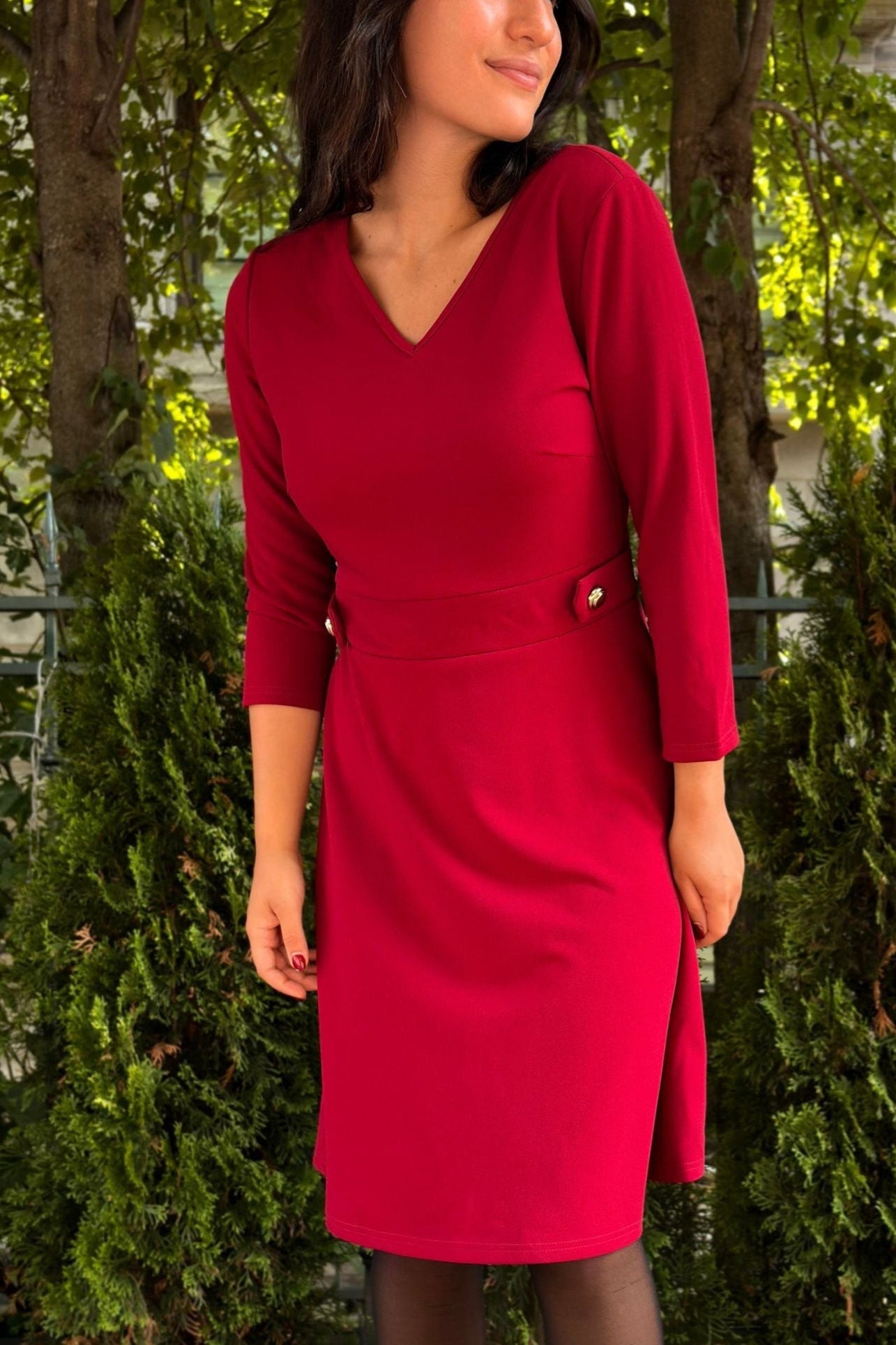 Nathalie Robe Évasée Col V Coupe Structurée Boutons Dorés Femme