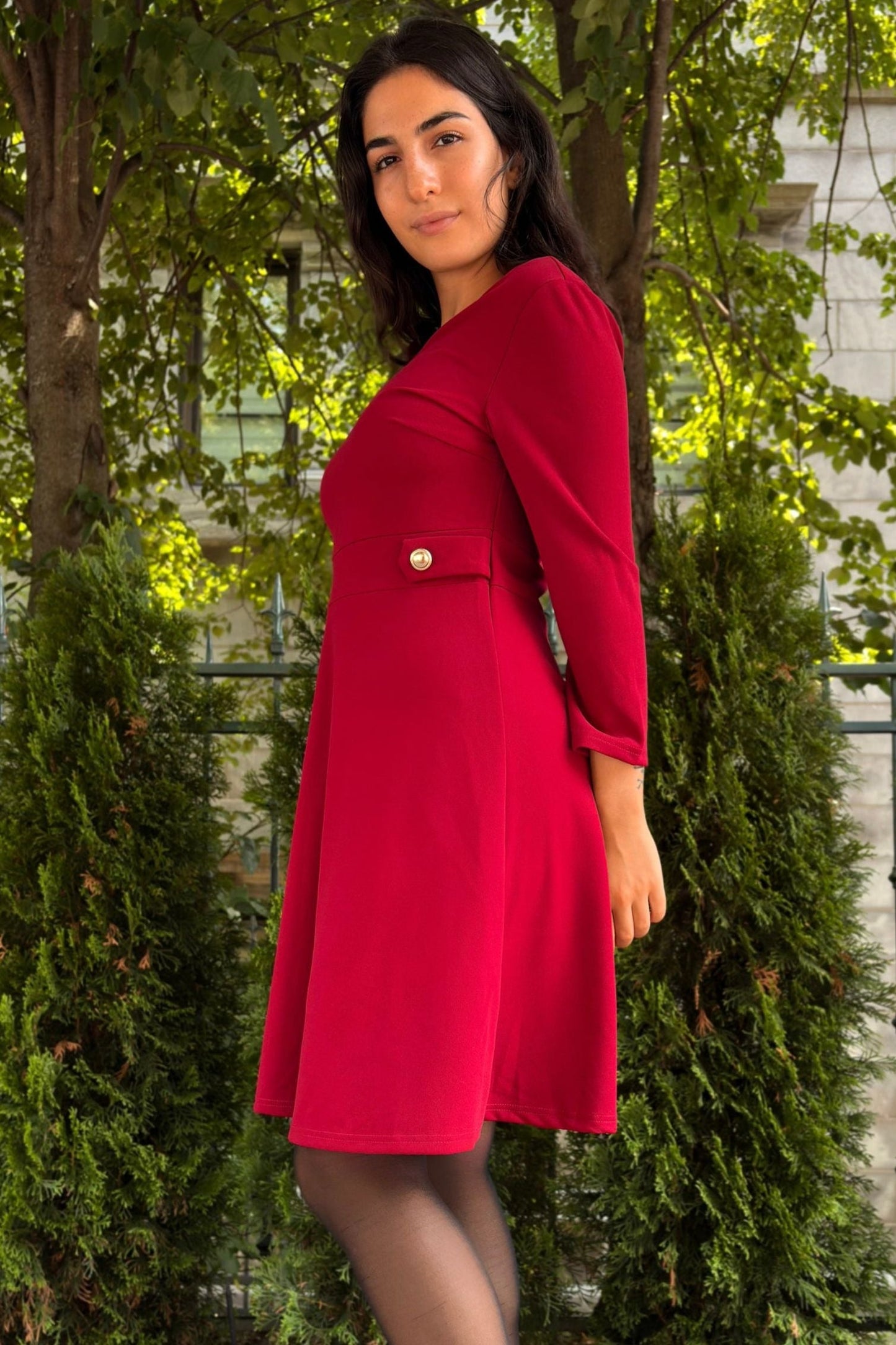 Nathalie Robe Évasée Col V Coupe Structurée Boutons Dorés Femme