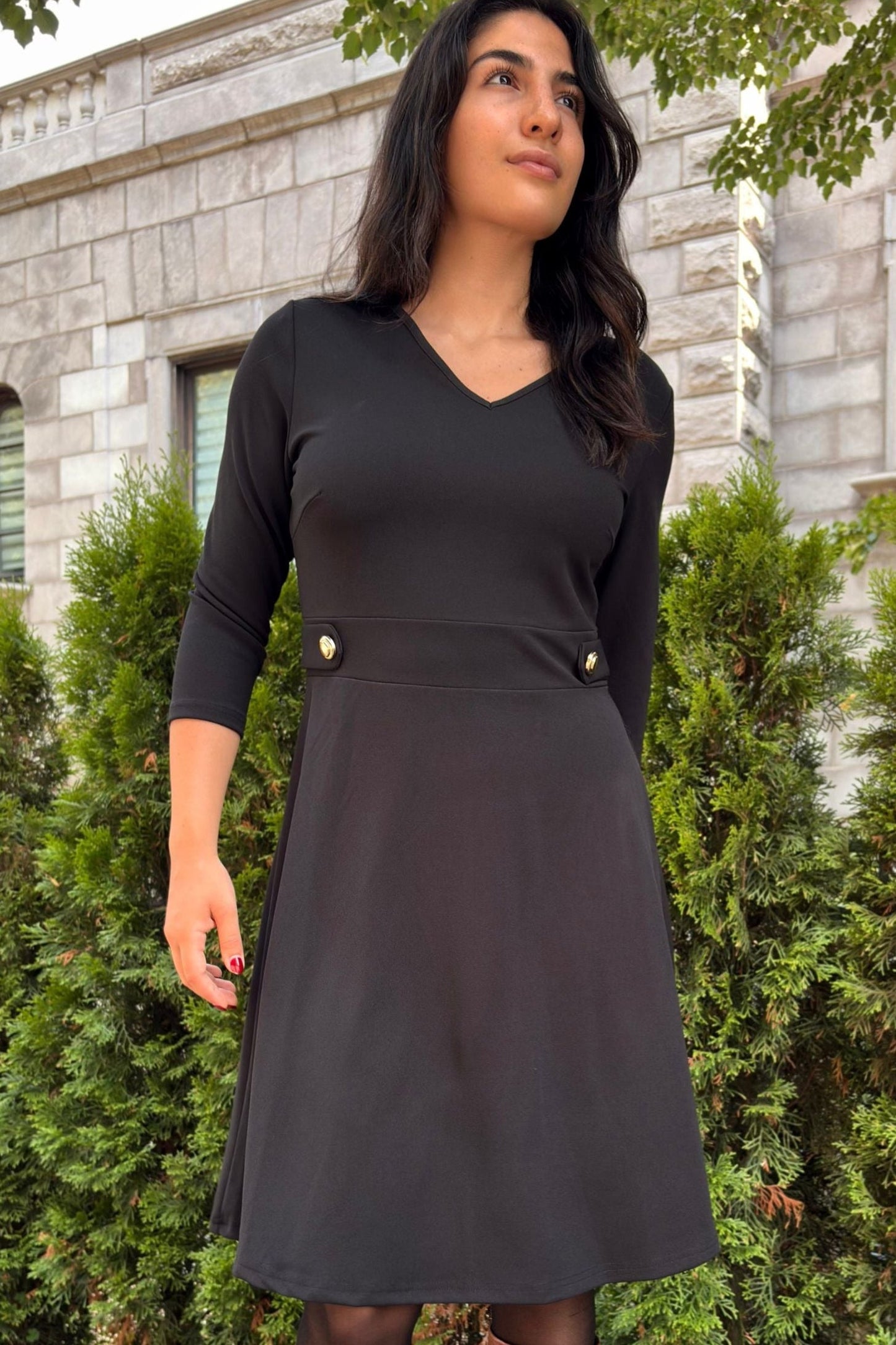 Nathalie Robe Évasée Col V Coupe Structurée Boutons Dorés Femme
