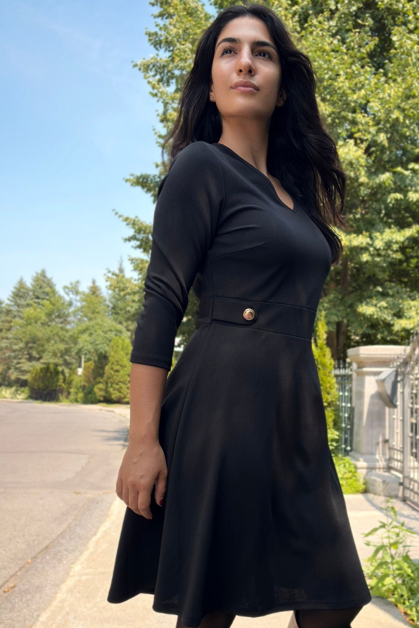 Nathalie Robe Évasée Col V Coupe Structurée Boutons Dorés Femme