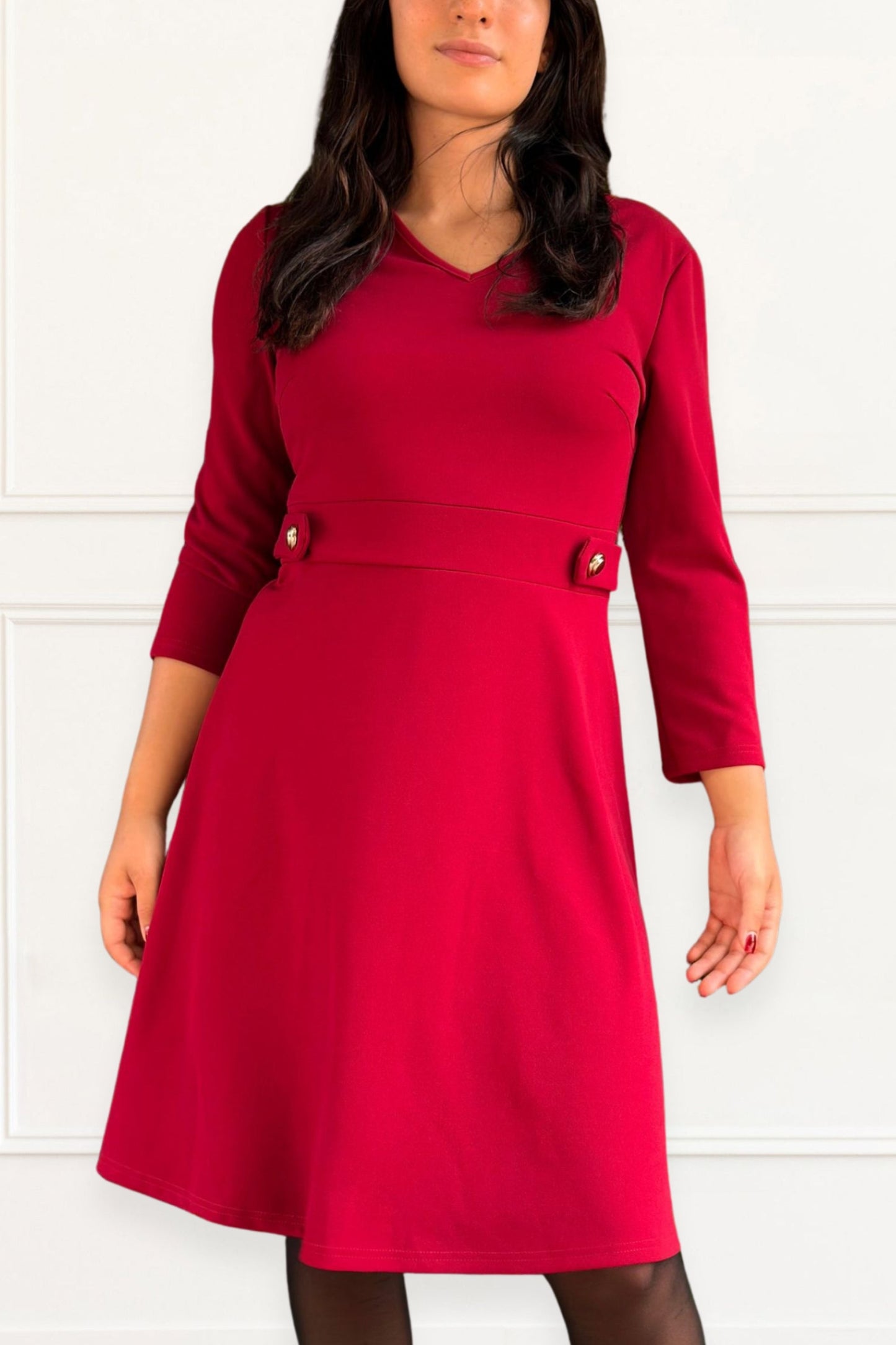 Nathalie Robe Évasée Col V Coupe Structurée Boutons Dorés Femme
