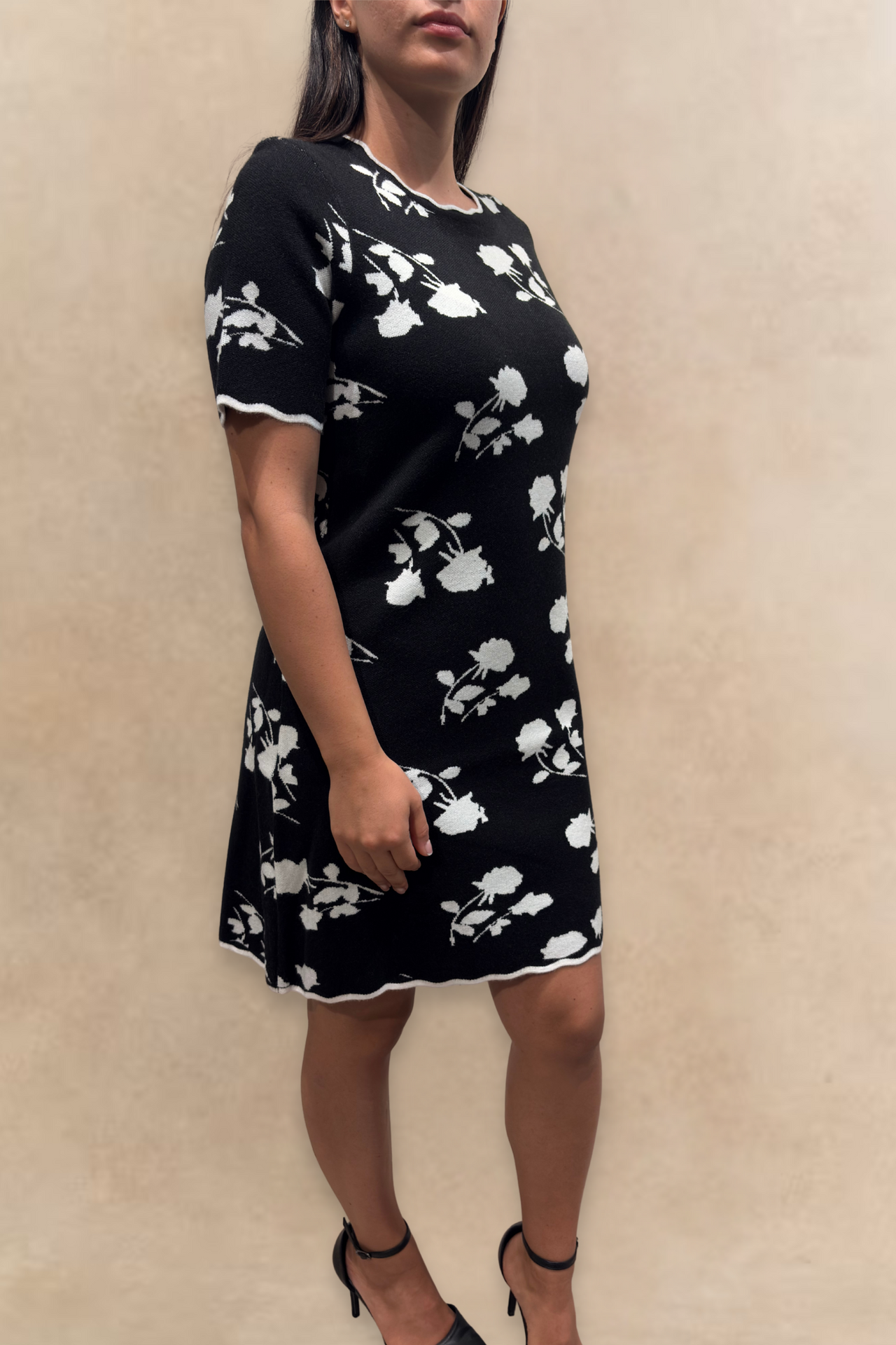 Suzanna Robe Noire Trapèze Imprimé Floral Manches Courtes Femme