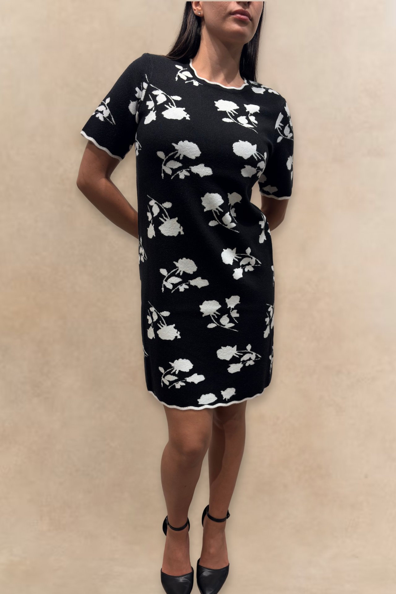Suzanna Robe Noire Trapèze Imprimé Floral Manches Courtes Femme