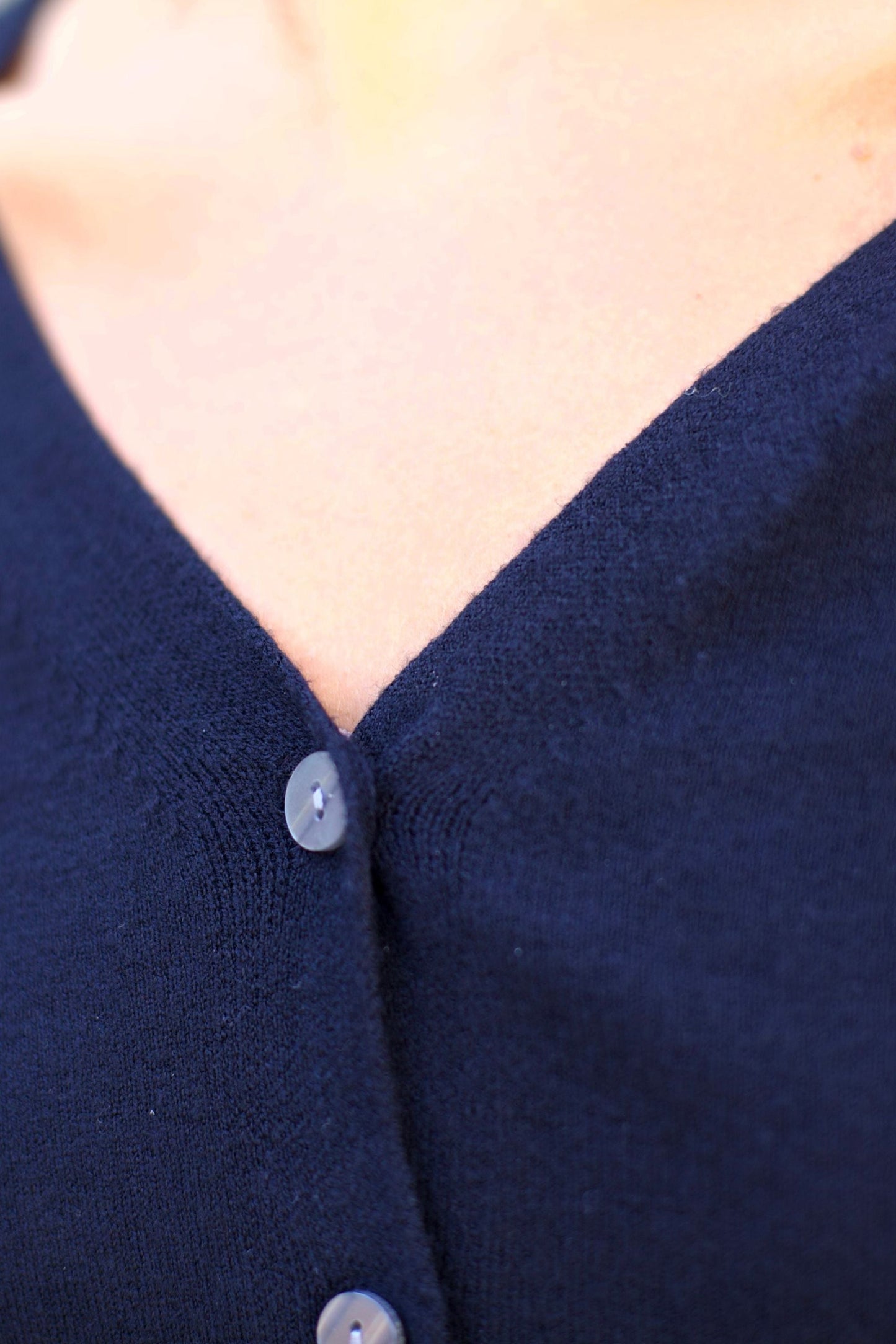 Collette Cardigan Uni Léger Boutonné Devant Manches Longues