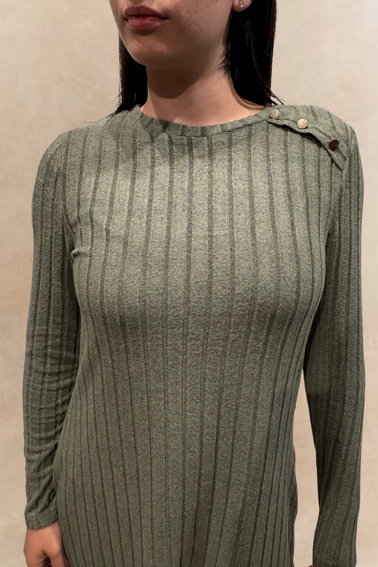 Camila Robe Trapèze Maille Côtelée Verte Détails Décoratifs Sur Épaules Boutons
