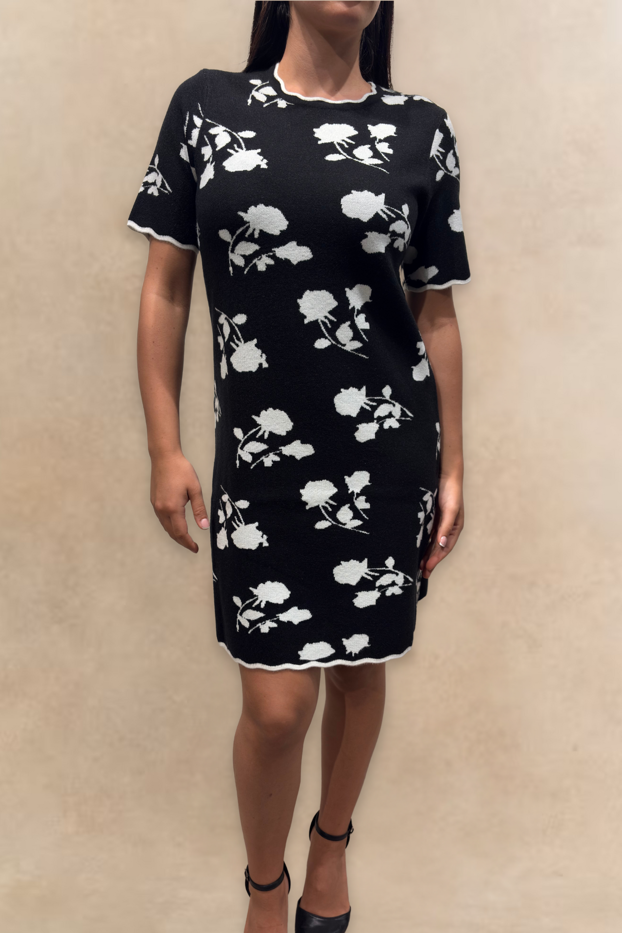 Suzanna Robe Noire Trapèze Imprimé Floral Manches Courtes Femme